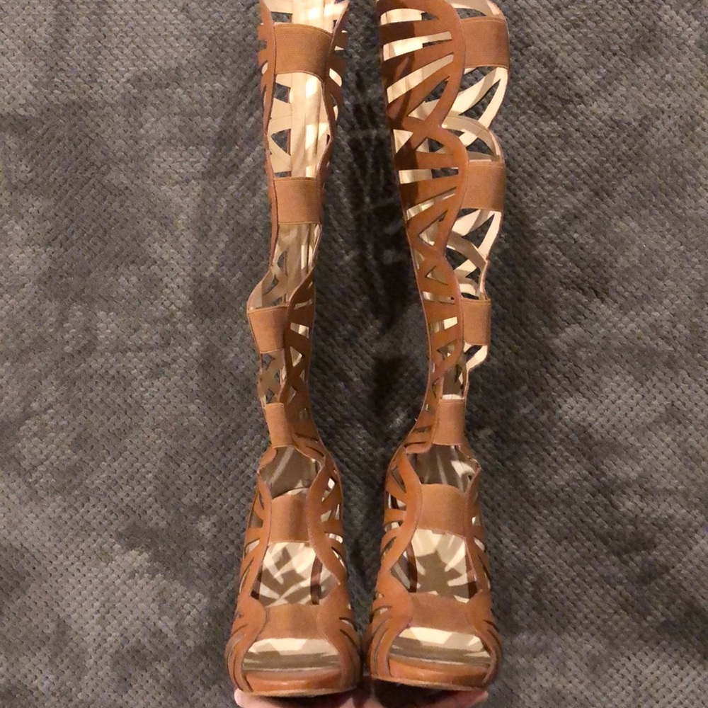 HEELS - Picture 3 of 4
